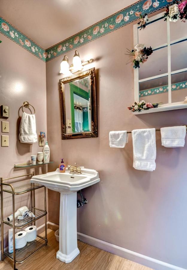 Astoria Painted Lady Historic Apt With River View! Bagian luar foto