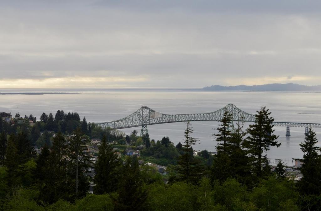 Astoria Painted Lady Historic Apt With River View! Bagian luar foto