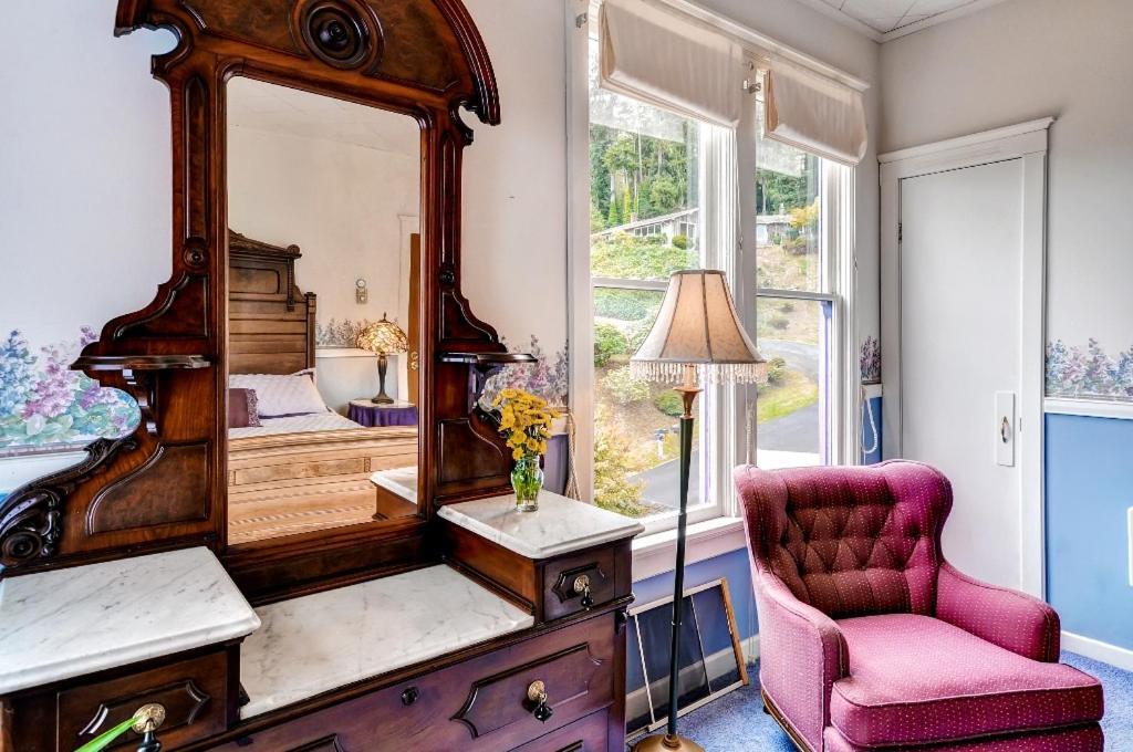 Astoria Painted Lady Historic Apt With River View! Bagian luar foto
